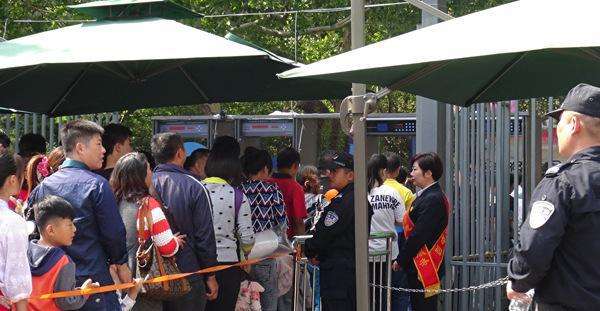 旅客正在排隊(duì)過(guò)安檢