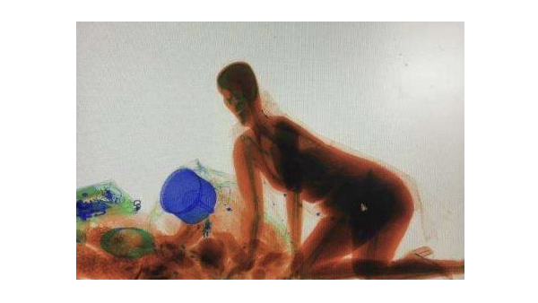 在車(chē)站過(guò)X光安檢機(jī)時(shí)顯示屏中會(huì)呈現(xiàn)出什么？